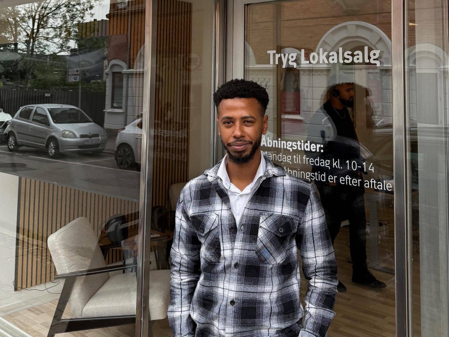 Mand foran butiksdør