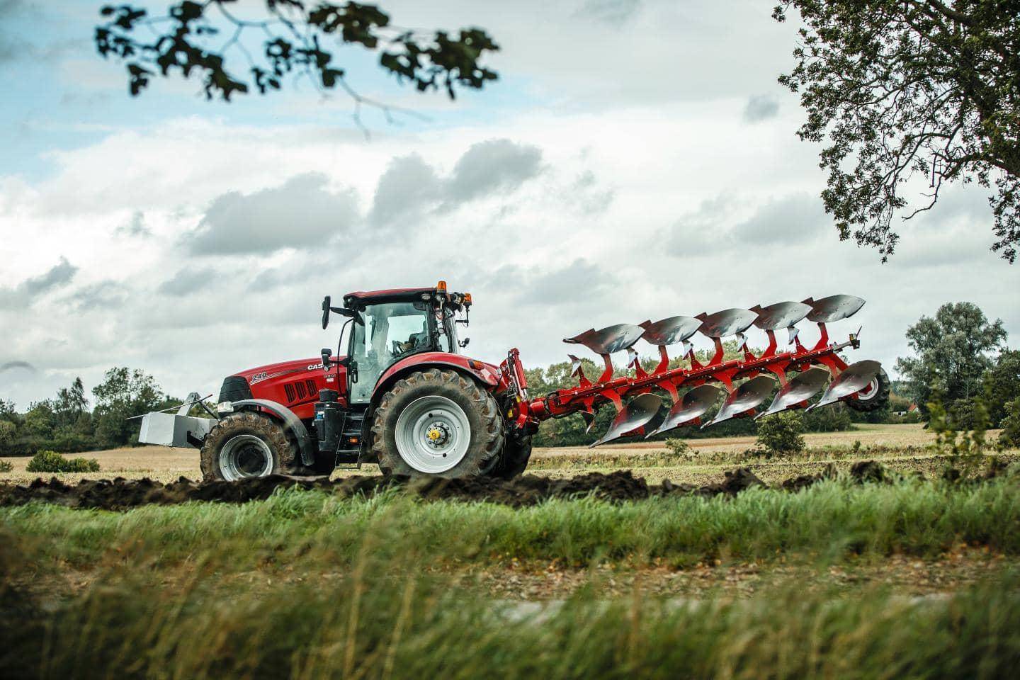 En rød traktor på en mark